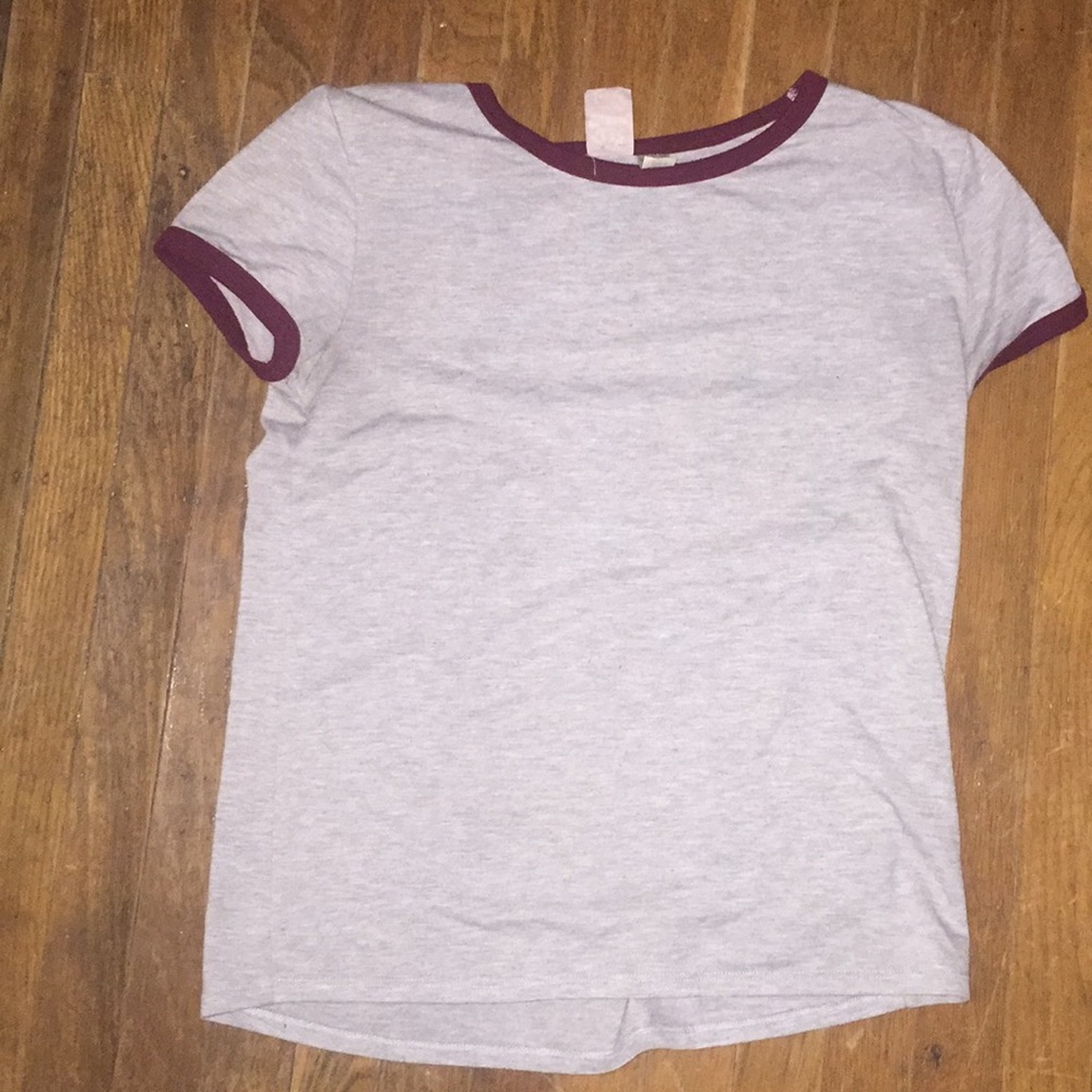 gray and maroon t shirt